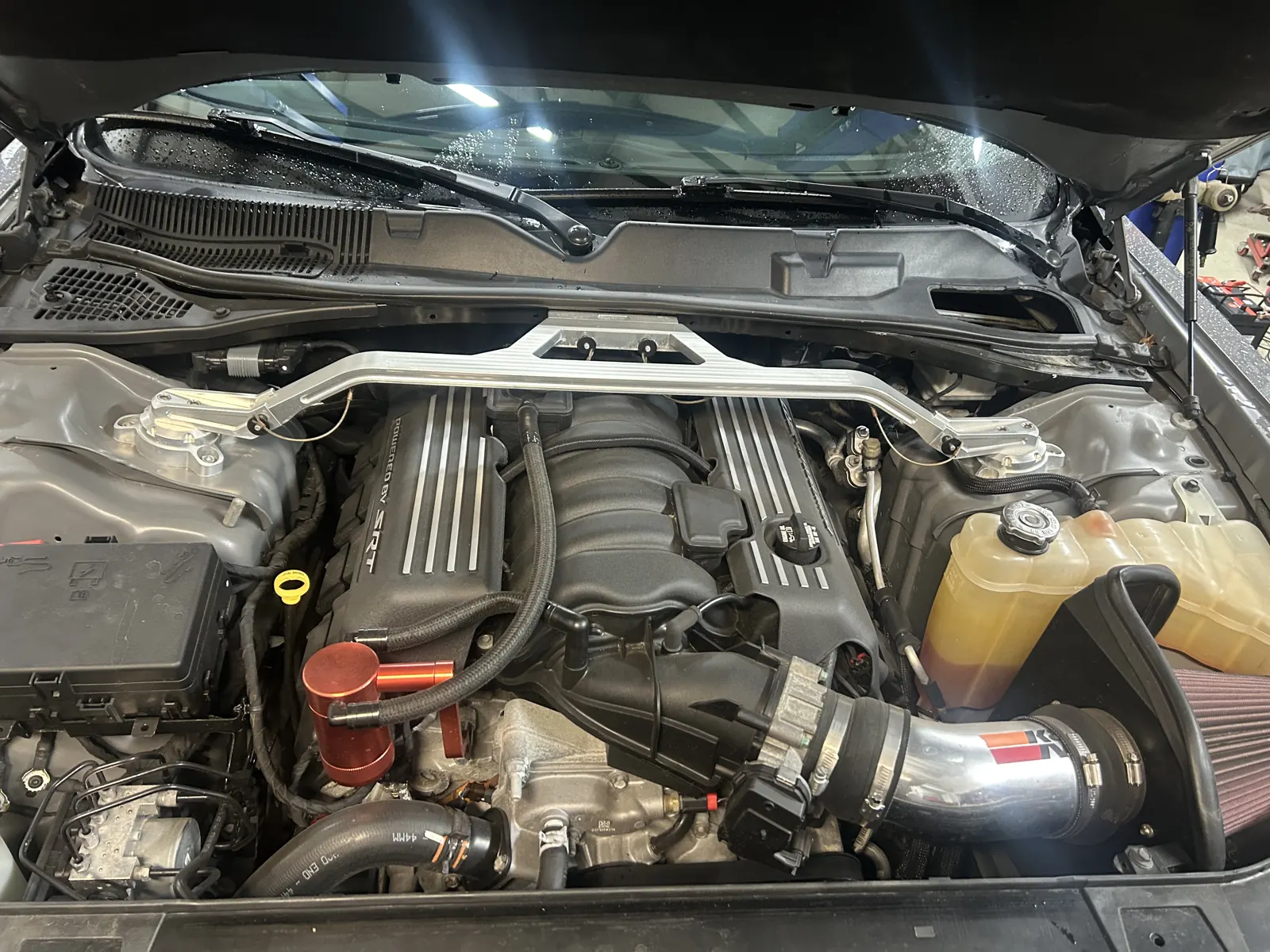 V8 двигател с отворен капак по време на обслужване