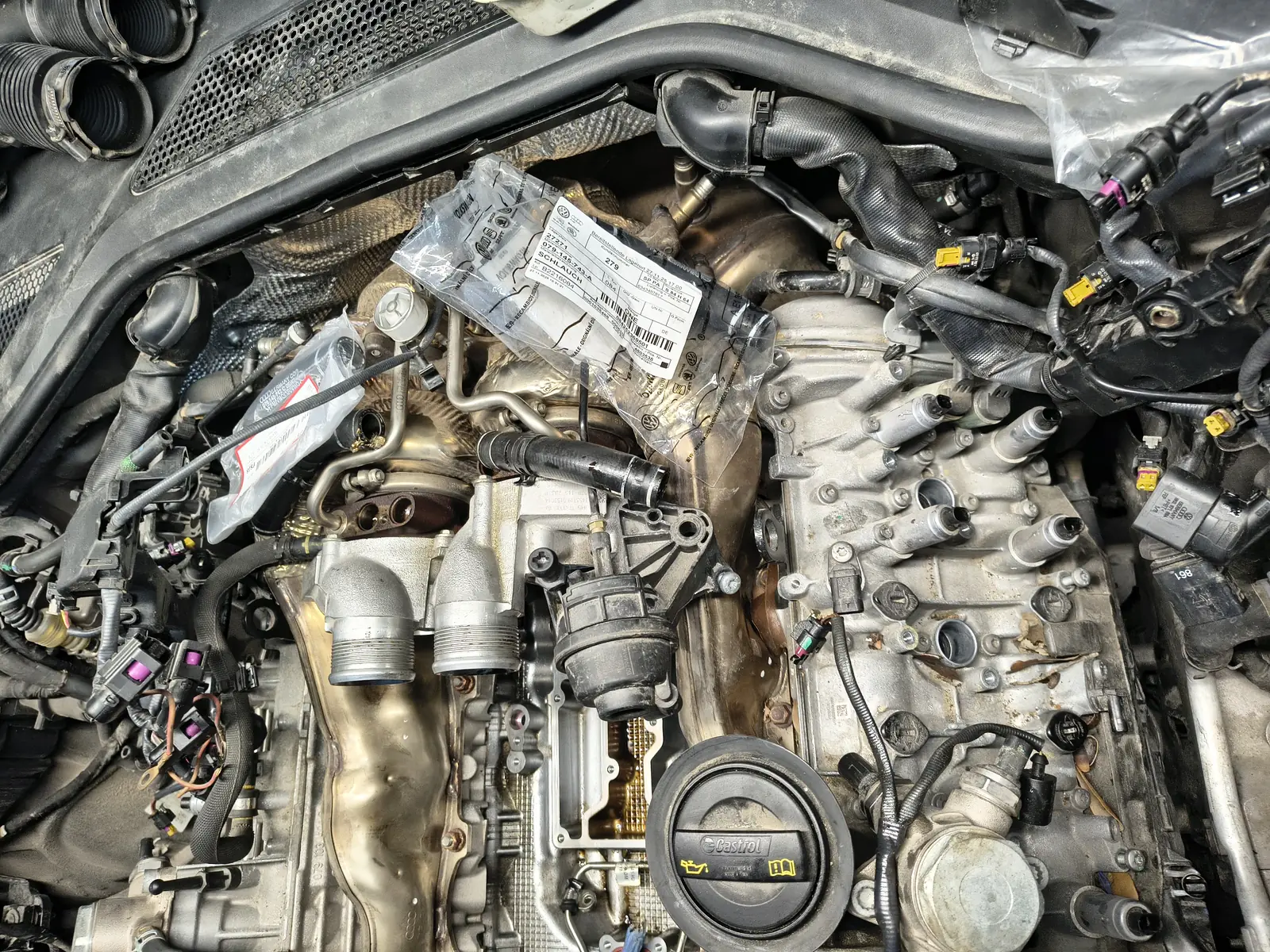 Двигателен отсек на Audi V6 с турбокомпресорите и новите маркучи