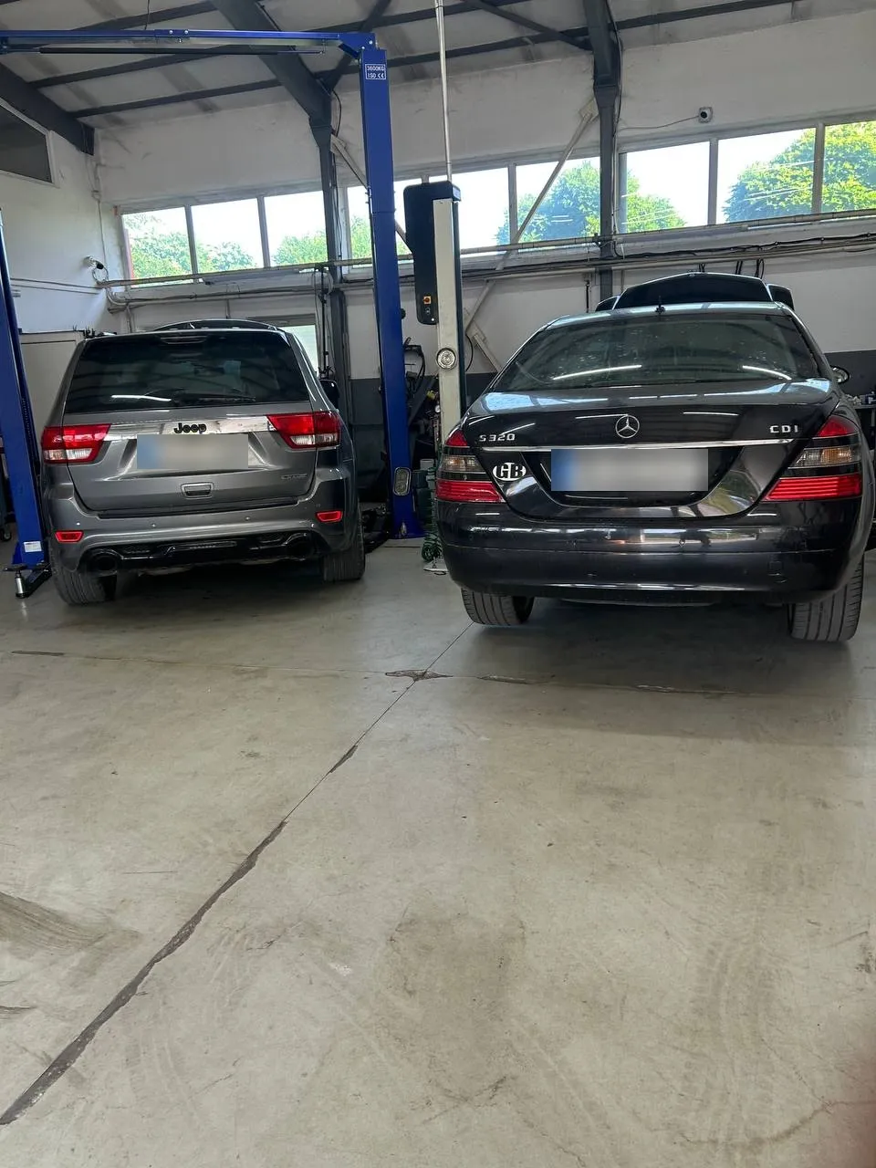 Jeep Grand Cherokee и Mercedes S320 в залата на сервиза